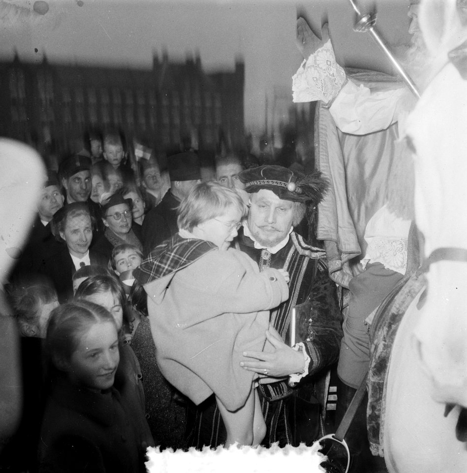 Intocht Sinterklaas in Amsterdam. Prinses Marijke (Christina) op de arm van een , Bestanddeelnr 906-1210