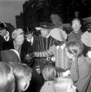 Intocht Sinterklaas in Amsterdam. Koningin Juliana krijgt snoepgoed van een Zwar, Bestanddeelnr 906-1209