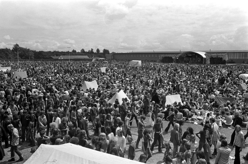 Internationaal Popfestival in Hilversum overzicht naar podium toe, Bestanddeelnr 927-3350