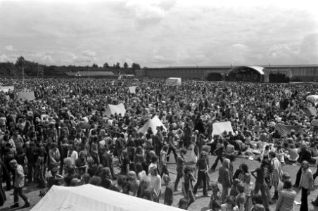 Internationaal Popfestival in Hilversum overzicht naar podium toe, Bestanddeelnr 927-3350