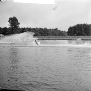 Internationaal waterskiwedstrijd op de Bosbaan, Jean Michel Jamin (Frankrijk) in, Bestanddeelnr 918-0936