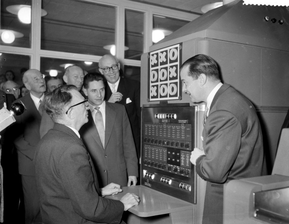 Ir A W van der Plassche van de Nederlandse Heide Maatschappij stelt elektroni, Bestanddeelnr 908-4441