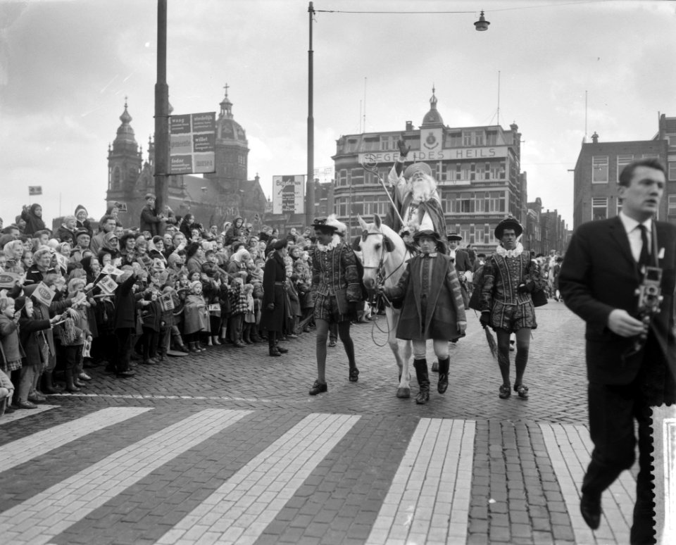Intocht St Nicolaas te Amsterdam, St Nicolaas begin aan zijn intocht, Bestanddeelnr 911-7972