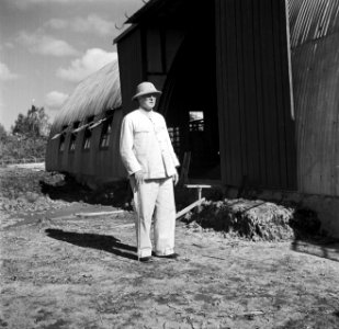 Ir. Van Dijk Sr. in Nieuw-Nickerie bij een loods, Bestanddeelnr 252-5426