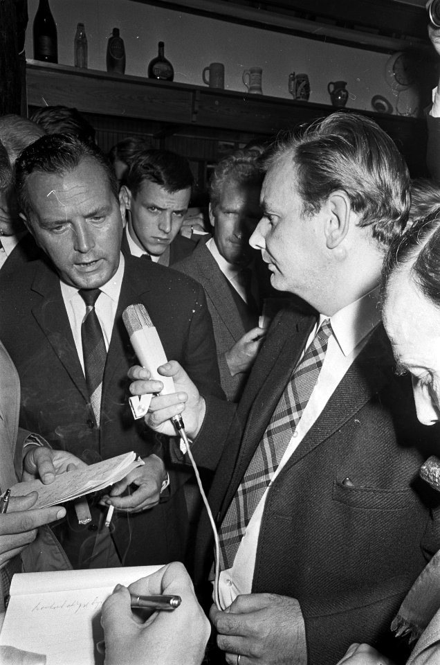 Ir. Willem Stam wordt geinterviewd door de politiek journalist van KRO's Brandpu, Bestanddeelnr 919-6039