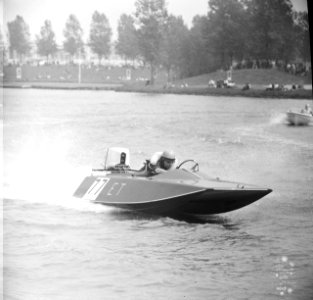 Internationaal speedbootraces op de Bosbaan, de speedboten in de strijd, Bestanddeelnr 917-8033