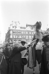 Intocht St. Nicolaas in Amsterdam de Sint met gevolg op Damrak, Bestanddeelnr 921-8635