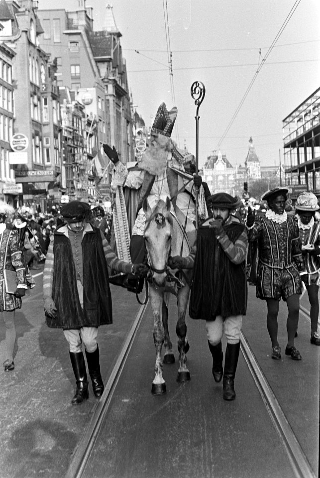 Intocht St. Nicolaas in Amsterdam de Sint met gevolg op Damrak, Bestanddeelnr 921-8630