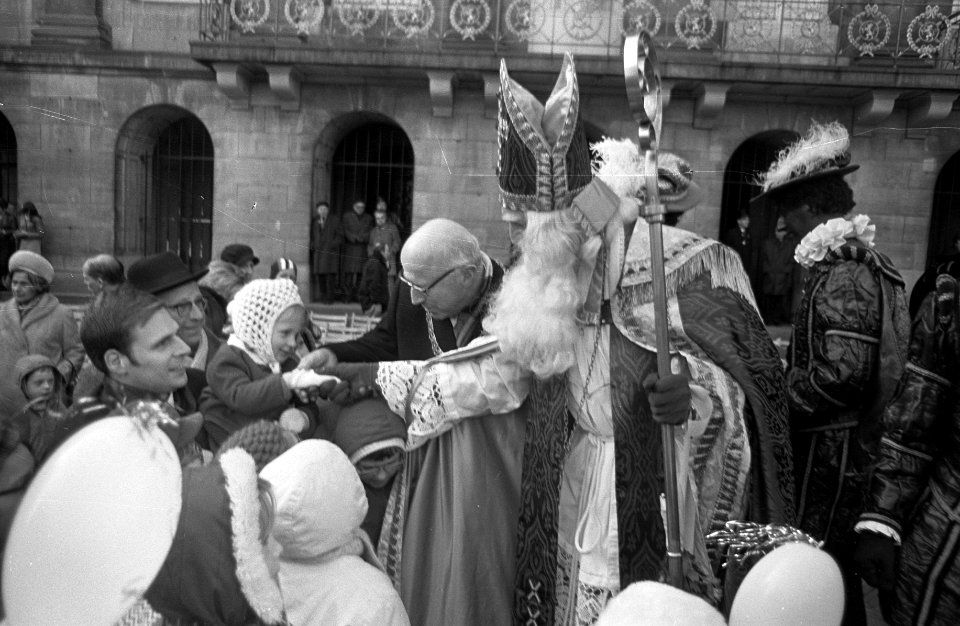 Intocht St. Nicolaas in Amsterdam St. Nicolaas met Burgemeester Samkalden tussen, Bestanddeelnr 921-8628