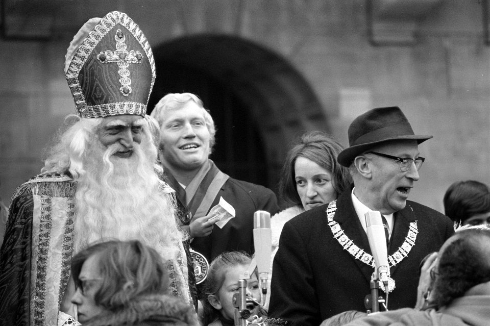 Intocht St. Nicolaas in Amsterdam, Achter hem Wim Ruska, rechts burgemeester Sam, Bestanddeelnr 926-0333