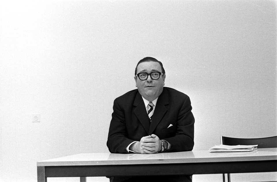 Intern Beraad van regering over benoeming tot gouverneur Nederlandse Antillen dr, Bestanddeelnr 923-2358