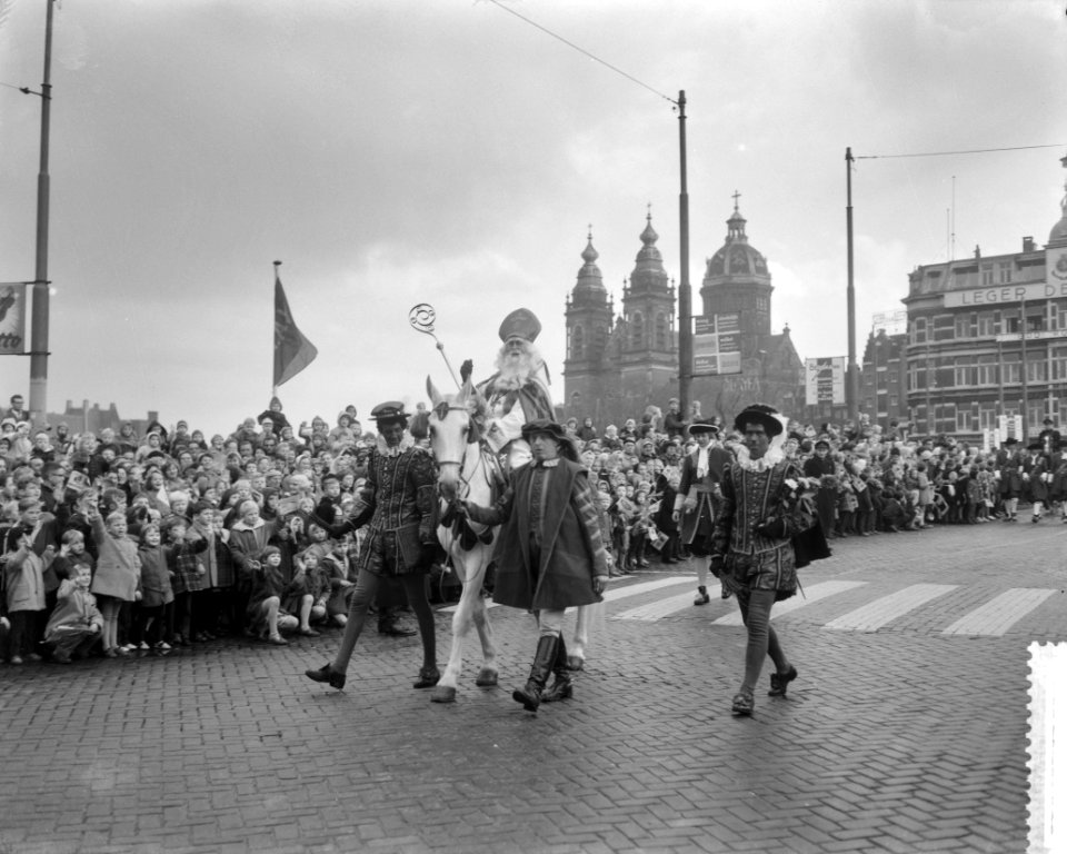 Intocht St Nicolaas te Amsterdam, St Nicolaas begin aan zijn intocht, Bestanddeelnr 911-7973