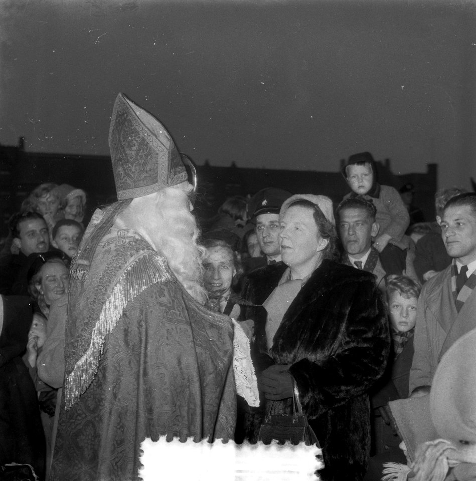 Intocht Sinterklaas in Amsterdam. Koningin Juliana in gesprek met de Sint, Bestanddeelnr 906-1213
