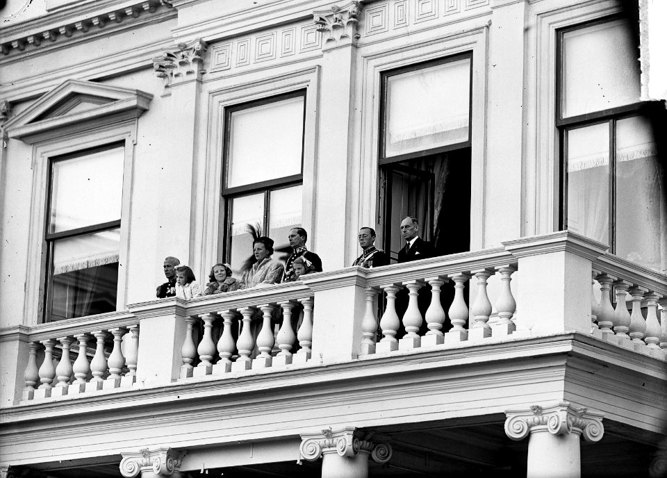 Intocht Koningin Juliana in Den Haag Koninklijke familie op het balkon Paleis No, Bestanddeelnr 903-0062