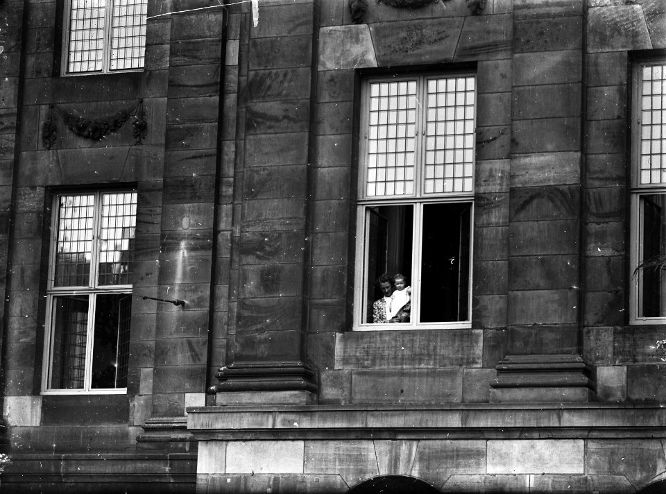 Intocht in Amsterdam. Haar jongste kleindochter, prinses Marijke, is reeds met h, Bestanddeelnr 900-0020
