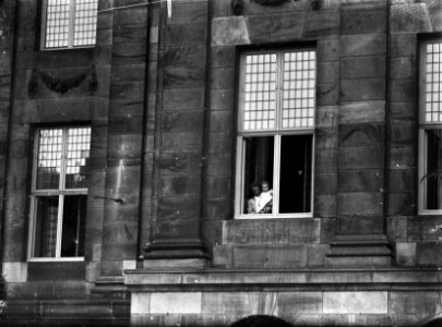 Intocht in Amsterdam. Haar jongste kleindochter, prinses Marijke, is reeds met h, Bestanddeelnr 900-0020