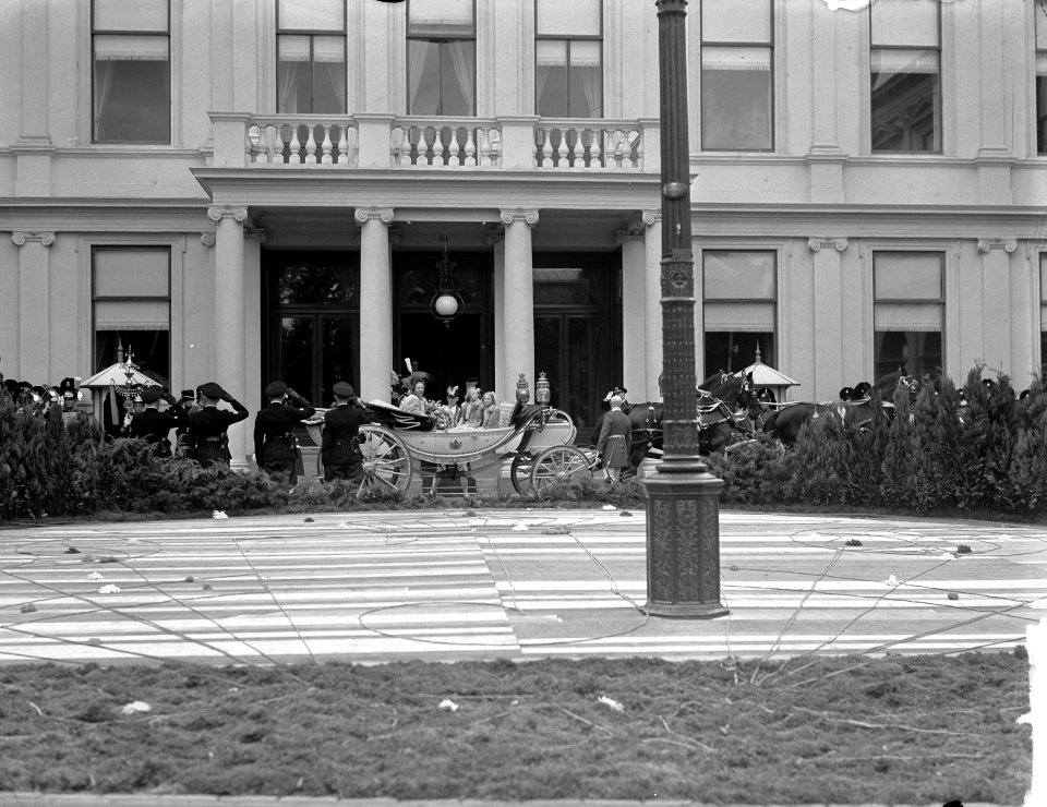 Intocht Koningin Juliana in Den Haag Koninklijke Familie in caliche voor Paleis , Bestanddeelnr 903-0089