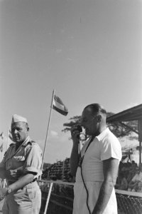 Interview militairen met microfoon en bandrecorder, Bestanddeelnr 1760-1-3