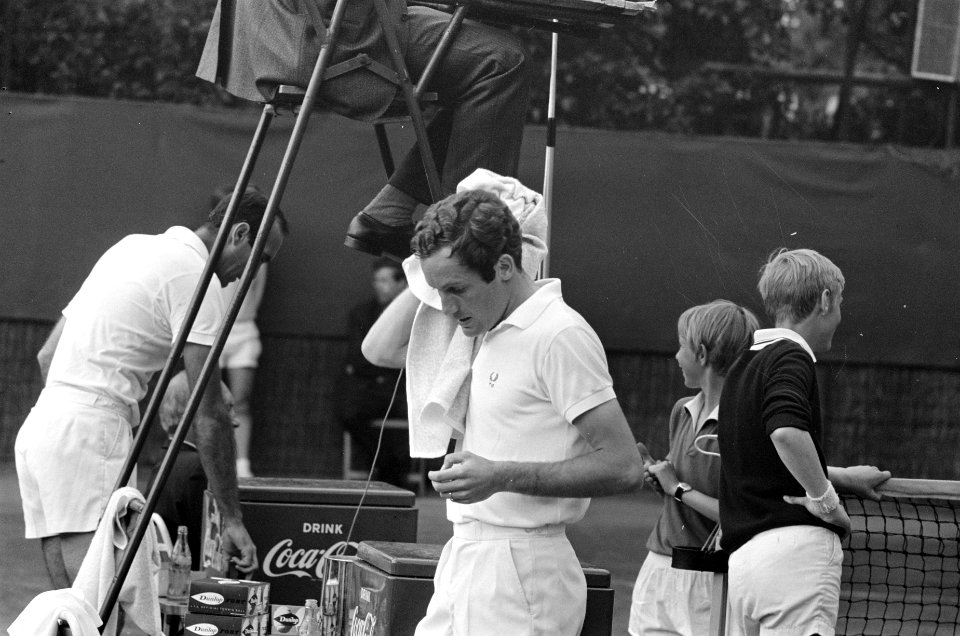 Internationaal Tennis Toernooi, Amsterdam Tom Okker met handdoek, Bestanddeelnr 922-4573