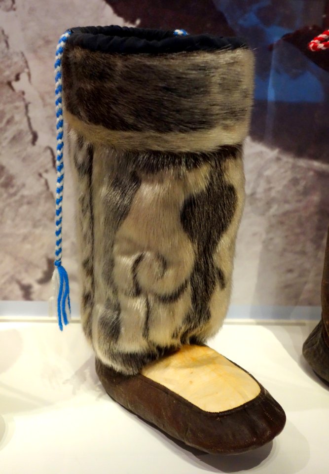 Inuit boot, Iglulingmiut, 1987 - Bata Shoe Museum - DSC00416