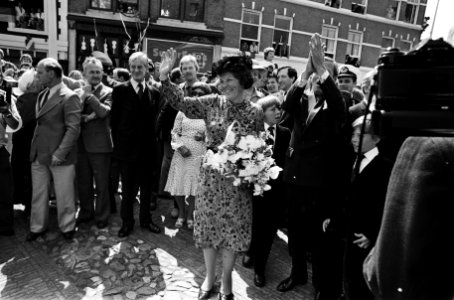 Intocht Koningin Beatrix in Den Haag in open caleche Koningin Beatrix zwaait, P, Bestanddeelnr 930-8377