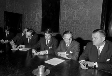 Intern Beraad van regering over benoeming tot gouverneur Nederlandse Antillen dr, Bestanddeelnr 923-2362