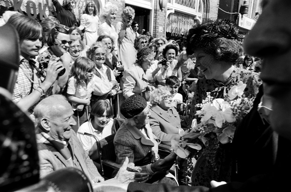 Intocht Koningin Beatrix in Den Haag overzicht drukte tijdens wandeling Koninkli, Bestanddeelnr 930-8383