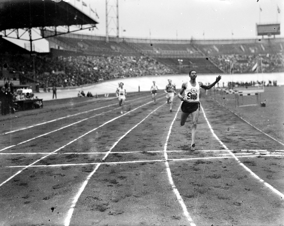 Internationale Athletiekwedstrijd op het Olympisch Stadion. McKenley wint 400 me, Bestanddeelnr 902-9147