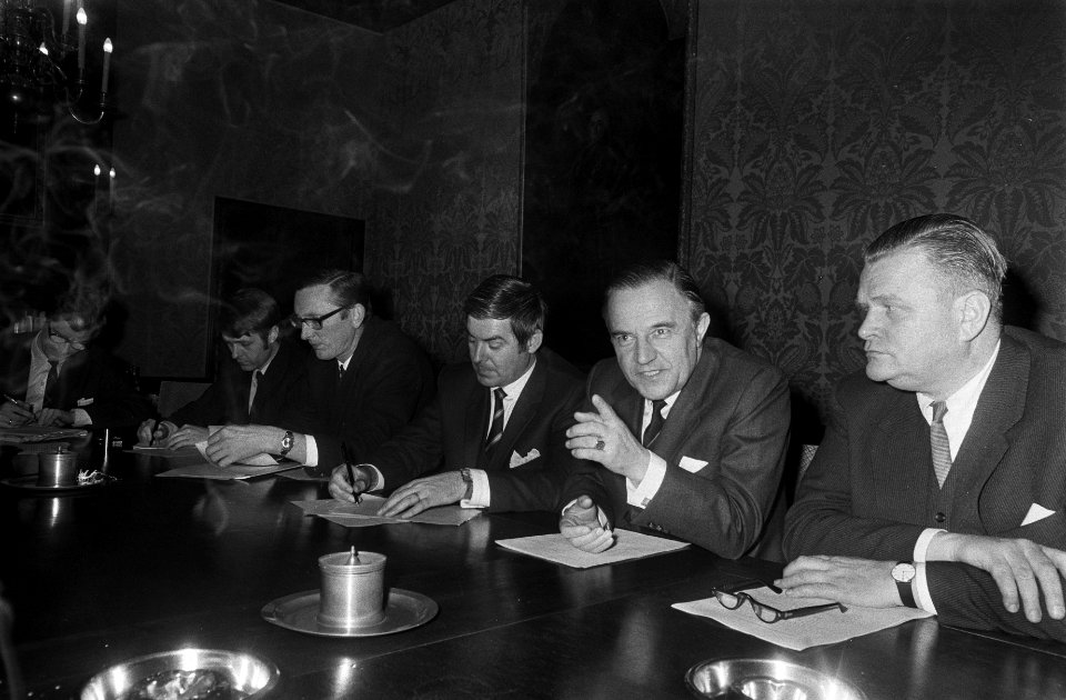Intern Beraad van regering over benoeming tot gouverneur Nederlandse Antillen dr, Bestanddeelnr 923-2356