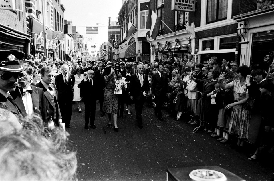 Intocht Koningin Beatrix in Den Haag in open caleche overzicht drukte tijdens w, Bestanddeelnr 930-8384