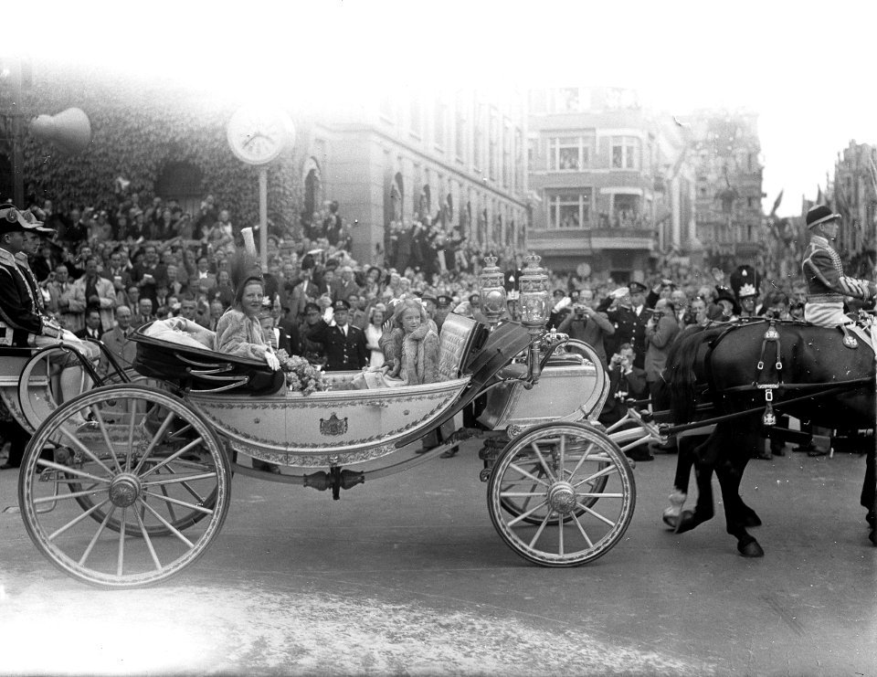 Intocht Koningin Juliana in Den Haag Volgrijtuig met Marine, Bestanddeelnr 903-0080