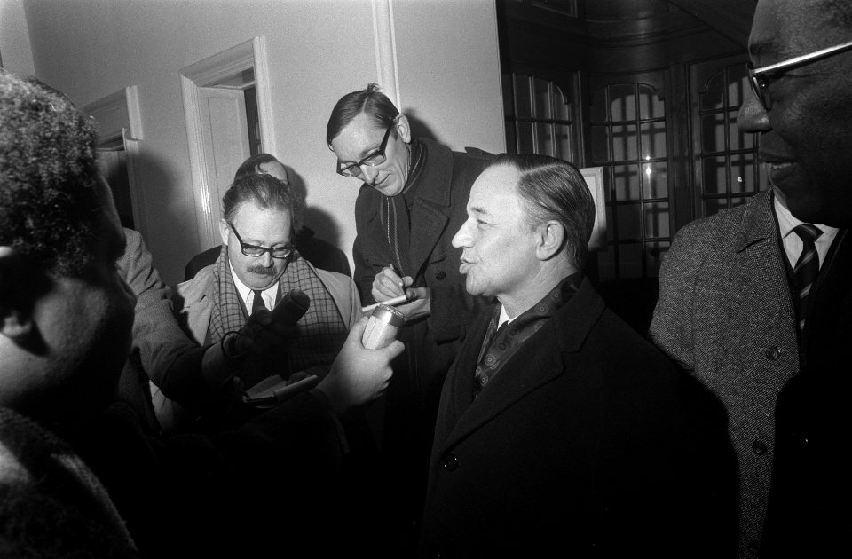 Intern Beraad van regering over benoeming tot gouverneur Nederlandse Antillen dr, Bestanddeelnr 923-2364