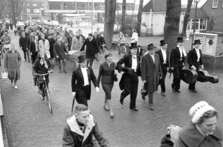 Intocht Nederlands Studenten Orkest in Bergen (NH), Bestanddeelnr 913-3701