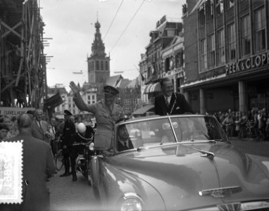 Intocht Monty in Nijmegen, met burgemeester Hustinx, Bestanddeelnr 907-2861 photo