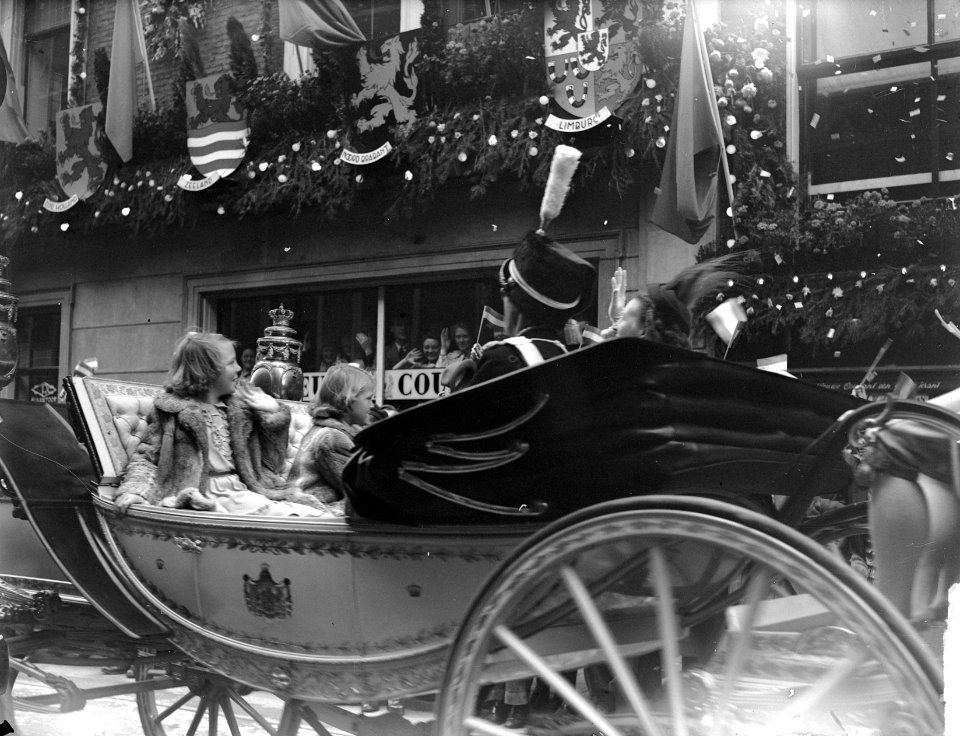 Intocht Koningin Juliana in Den Haag Caliche met Koninklijke Familie, Bestanddeelnr 903-0083