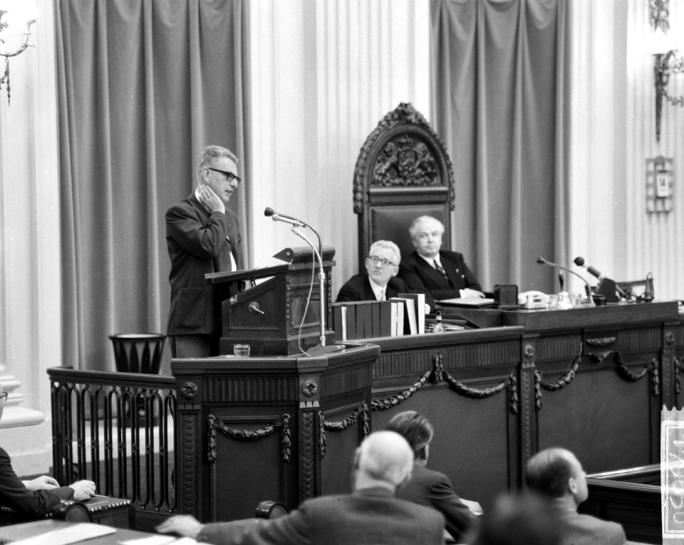 Interpellatie Tweede Kamer over Vietnam, Marcus Bakker tijdens interpellatie, Bestanddeelnr 917-9650
