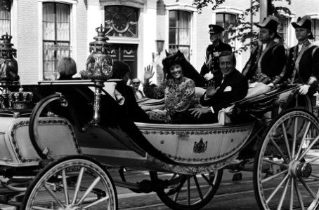 Intocht Koningin Beatrix in Den Haag in open caleche Koninklijke familie in ope, Bestanddeelnr 930-8386
