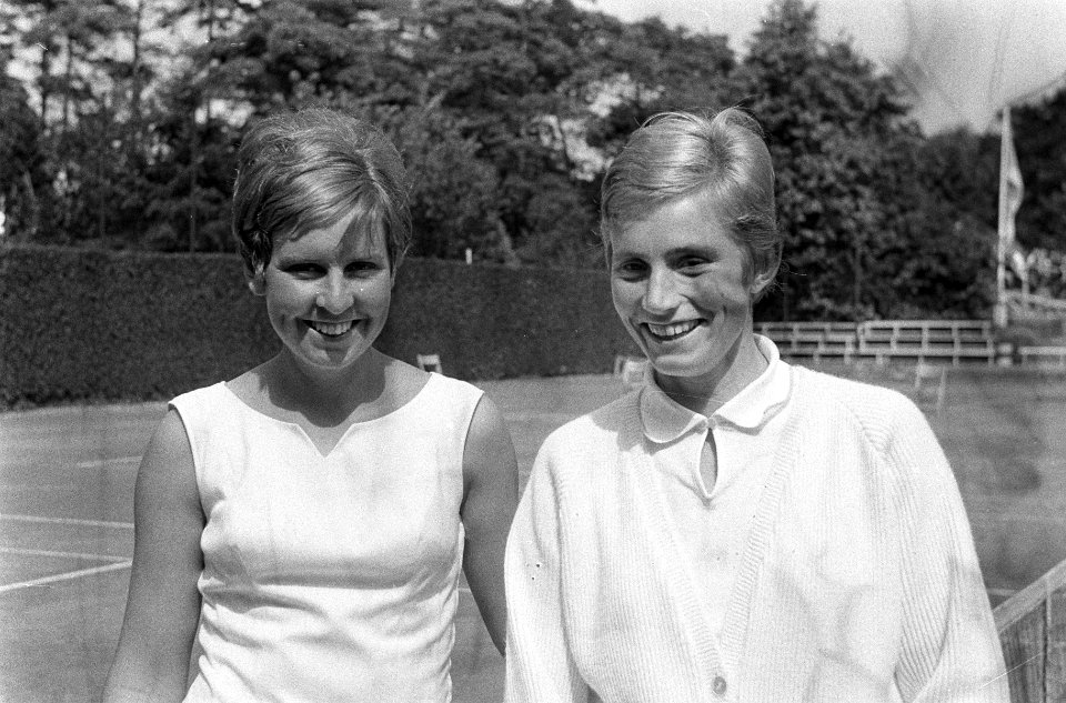 International tenniskampioenschappen te Hilversum, links Annette van Zijl en Tru, Bestanddeelnr 919-3830