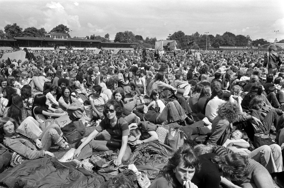 Internationaal Popfestival in Hilversum op de grond gezeten menigte toeschouwer, Bestanddeelnr 927-3349