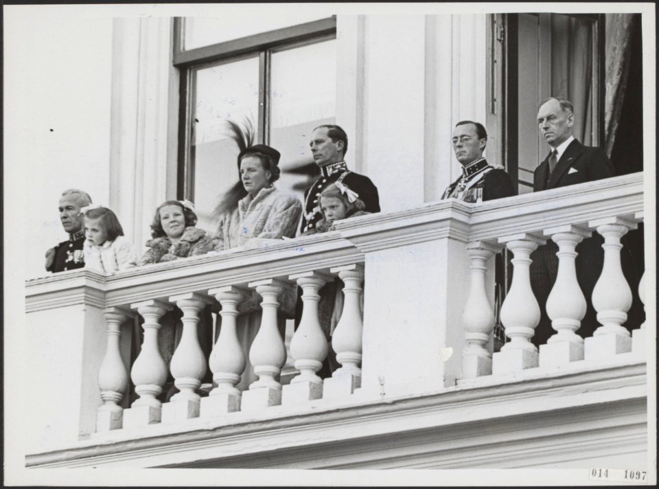 Intocht koningin Juliana in Den Haag. De koninklijke familie op het balkon van P, Bestanddeelnr 014-1097