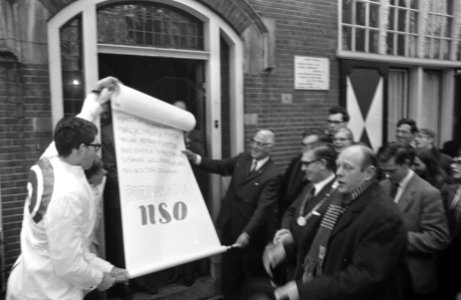 Intocht Nederlands Studenten Orkest in Bergen orkestlede bieden lijst met namen , Bestanddeelnr 921-9885