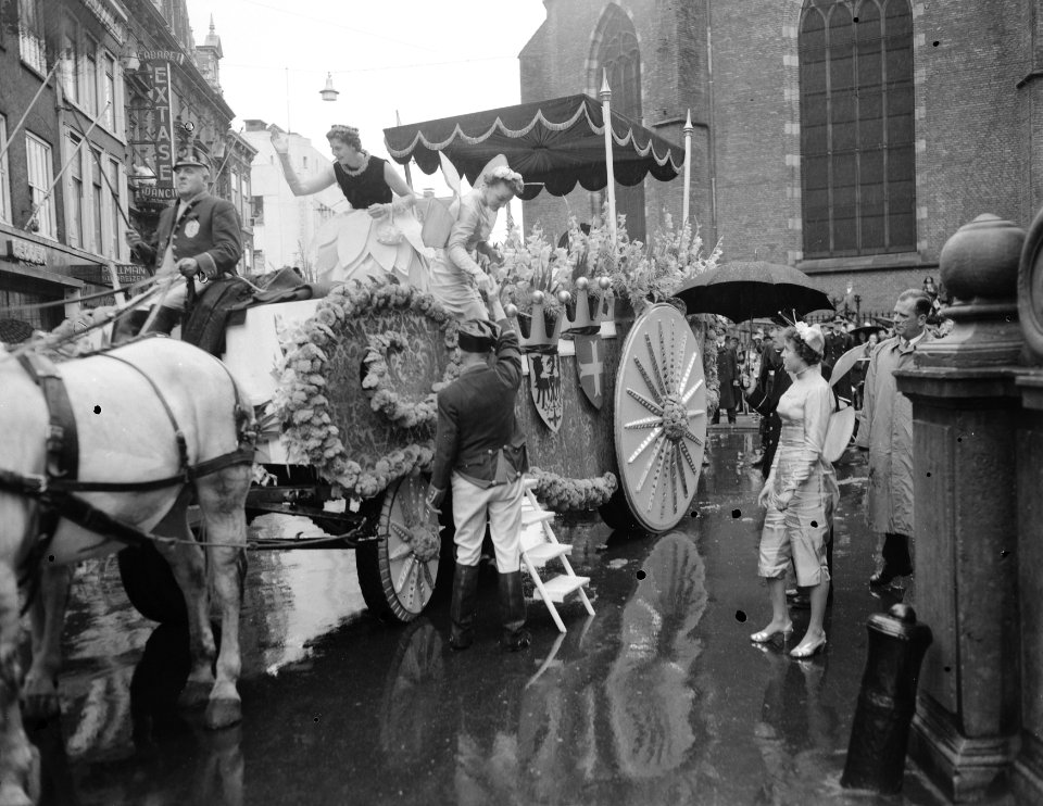 Intocht Haagse Bloemenkoningin, Corry van der Kamp, Bestanddeelnr 907-2717