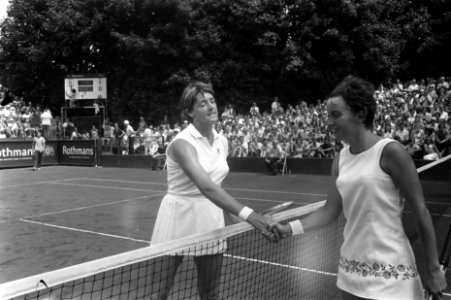 Internationaal tennistoernooi in Hilversum ( t Melkhuisje Kerry Melville (rechts, Bestanddeelnr 923-7227