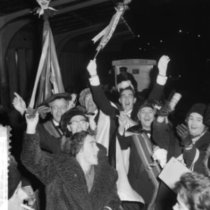 Intocht Prins Carnaval te Amsterdam, Prins Carnaval begroet bij zijn aanhangers, Bestanddeelnr 911-7636