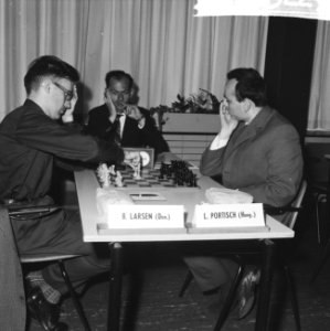 Interzone schaaktoernooi in het GAK, B Larsen tegen L Portisch (Hongarije), Bestanddeelnr 916-5229