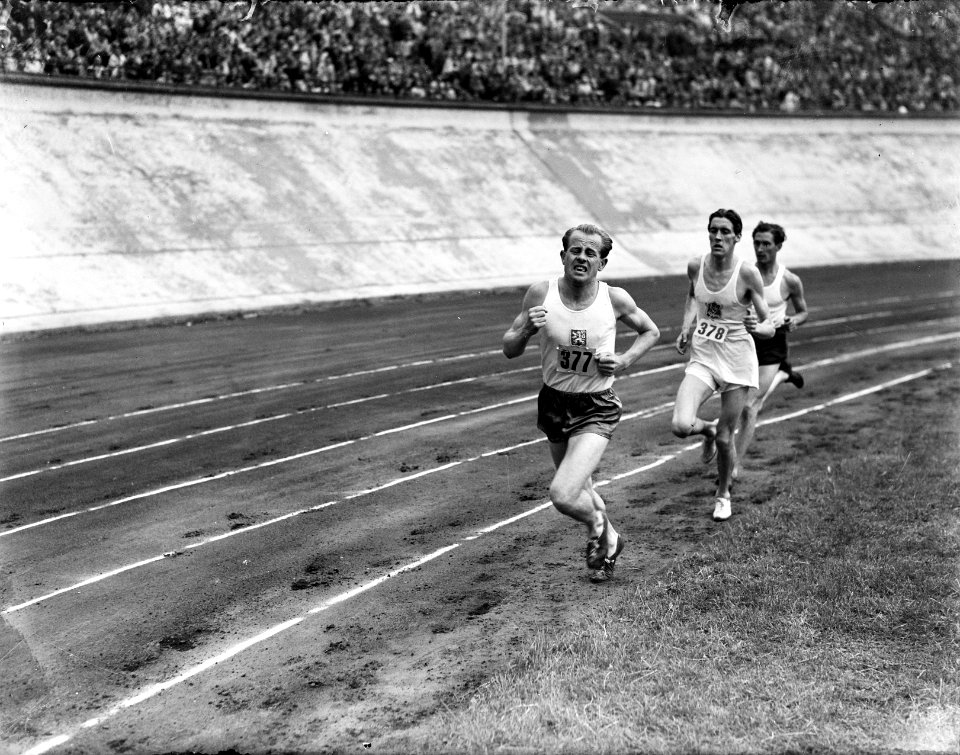 Internationale Athletiekwedstrijd in het Olympisch Stadion. Emil Zatopek, Bestanddeelnr 902-9145