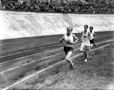 Internationale Athletiekwedstrijd in het Olympisch Stadion. Emil Zatopek, Bestanddeelnr 902-9145