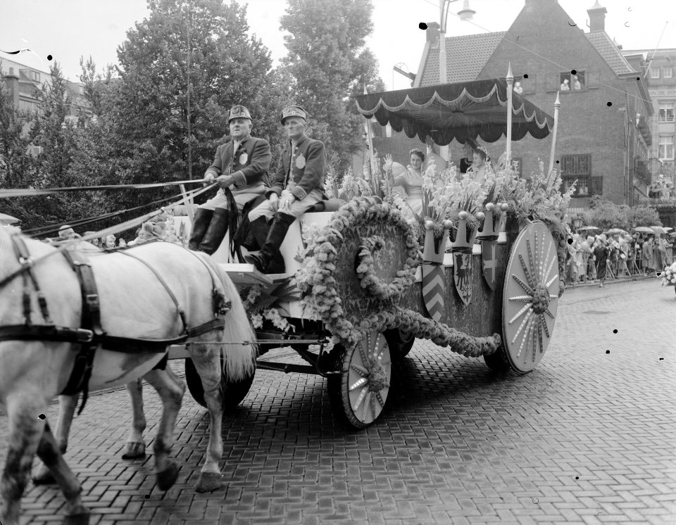 Intocht Haagse Bloemenkoningin, Corry van der Kamp, Bestanddeelnr 907-2718