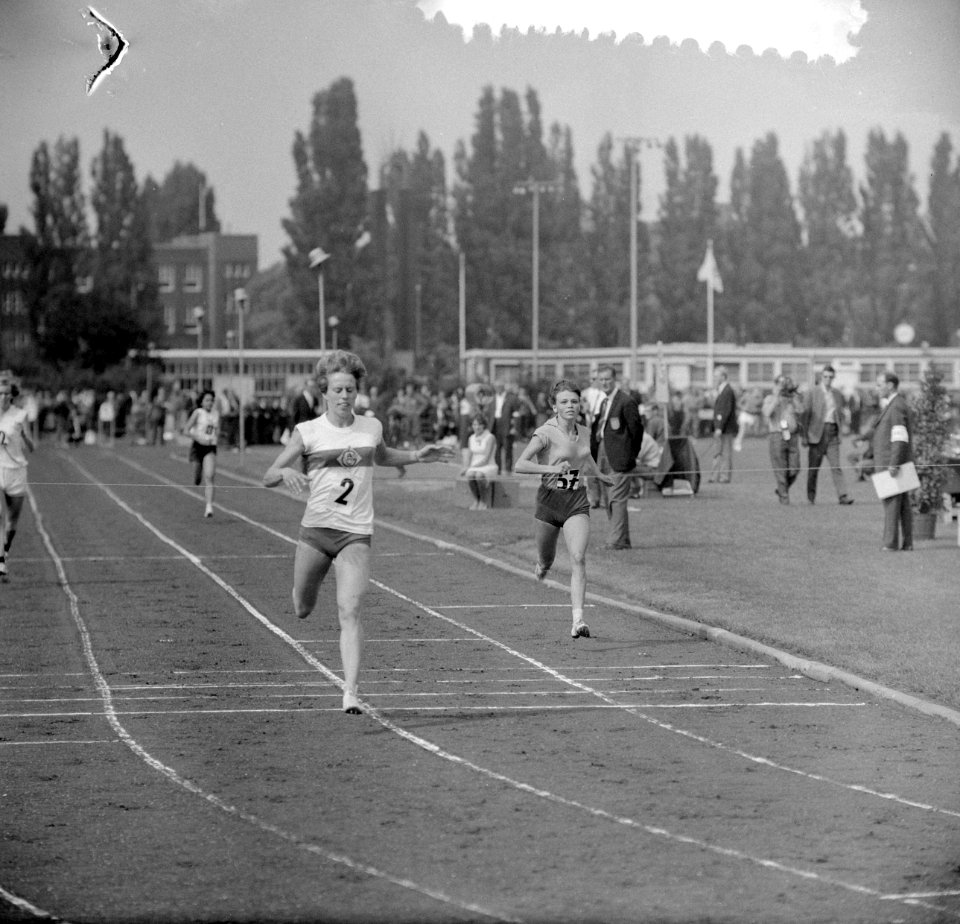 Internationale atletiek Amsterdam, 400 meter dames finale J Van Eyck Vos, Bestanddeelnr 916-7733