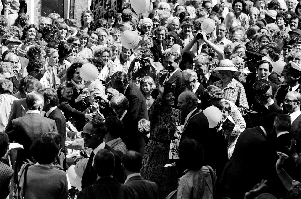 Intocht Koningin Beatrix in Den Haag in open caleche overzicht drukte tijdens w, Bestanddeelnr 930-8379